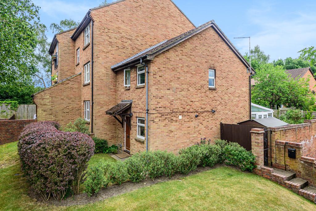 Wych Hill Park, Woking, GU22 2 bed semidetached house £400,000
