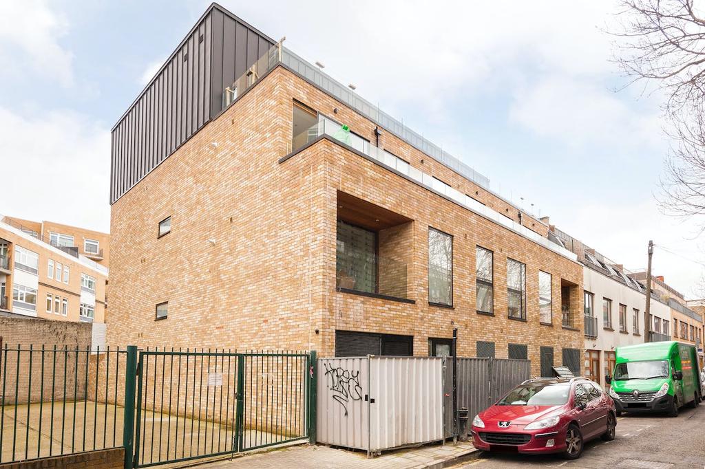 18 Ellingfort Road, E8 picture No. 2