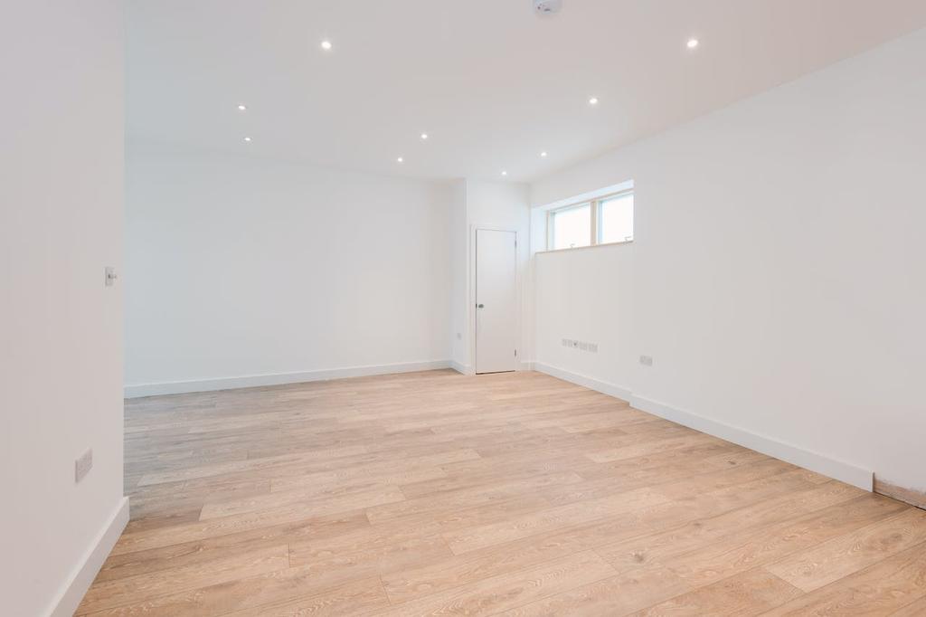 18 Ellingfort Road, E8 picture No. 3