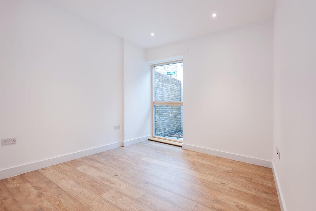 18 Ellingfort Road, E8 picture No. 4