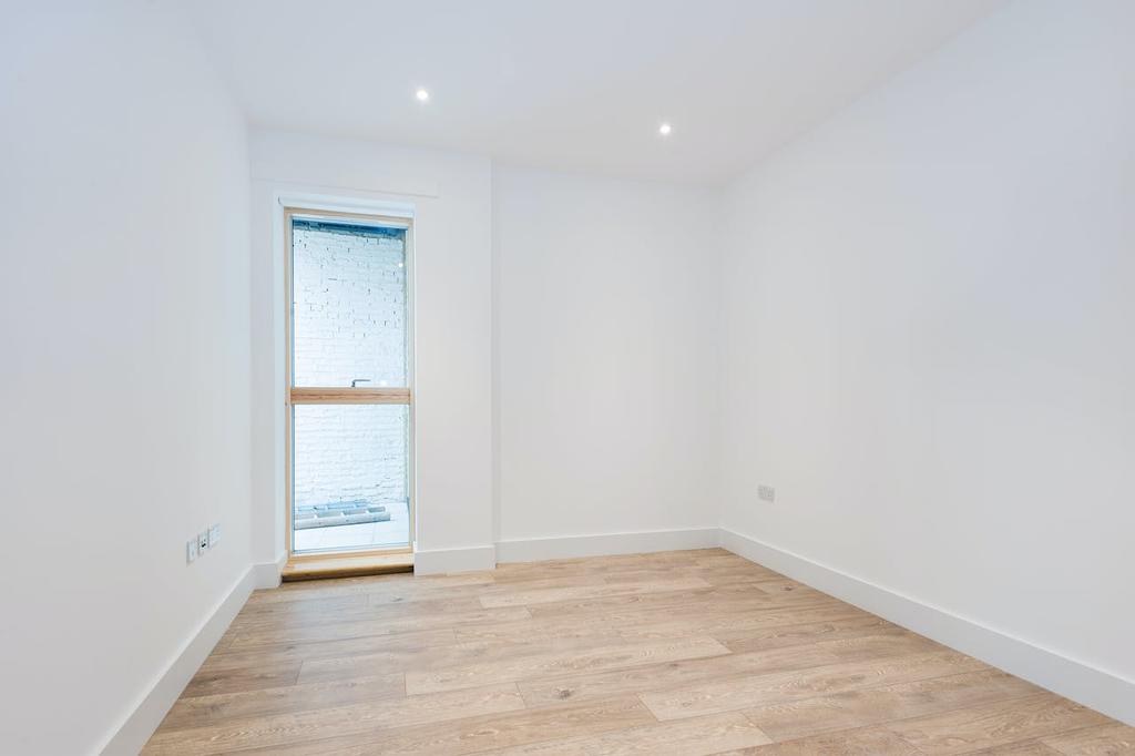 18 Ellingfort Road, E8 picture No. 5