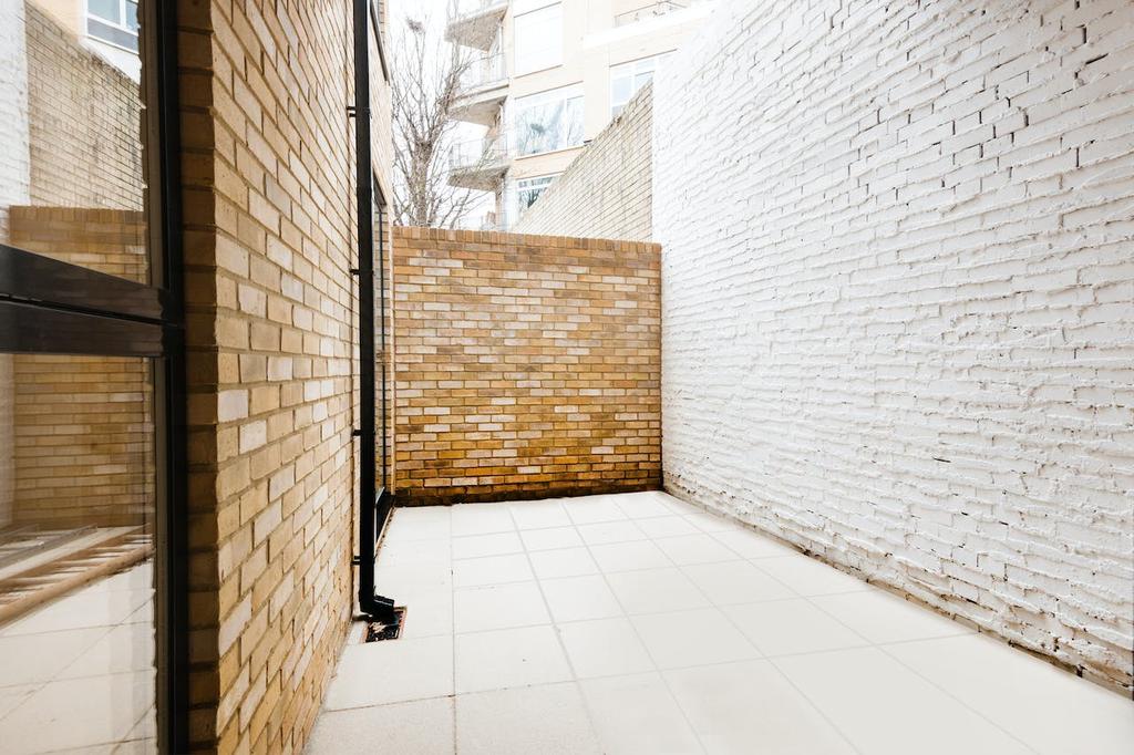 18 Ellingfort Road, E8 picture No. 7