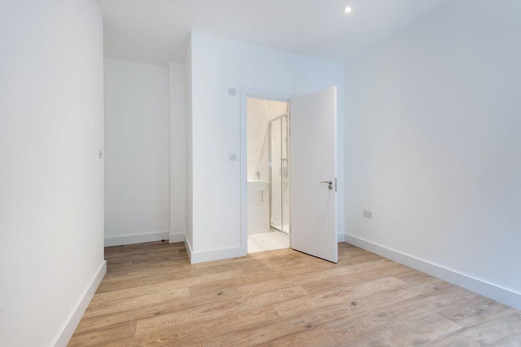 18 Ellingfort Road, E8 picture No. 8
