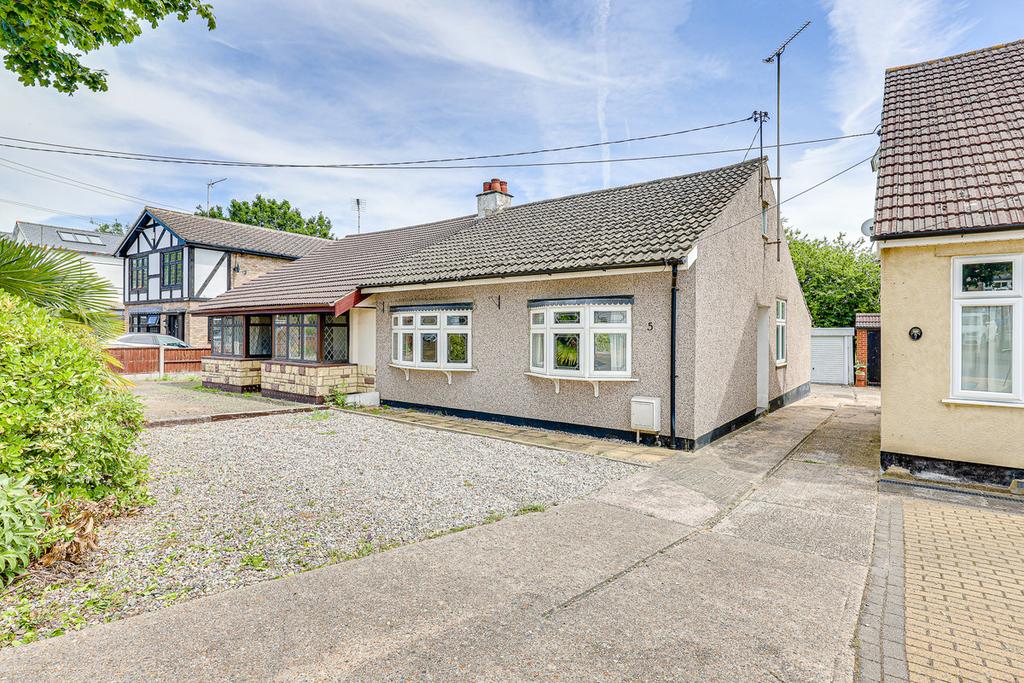 Helena Road, Rayleigh, SS6 2 bed semidetached bungalow £375,000