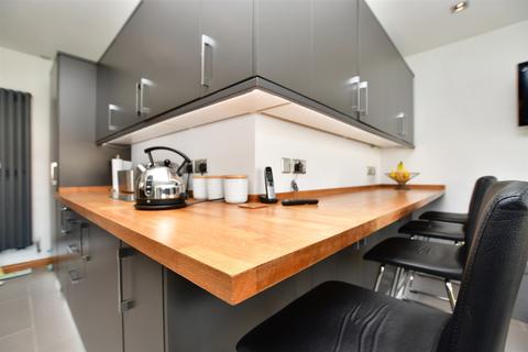 10 River Gardens, Carshalton, SM5 2NH