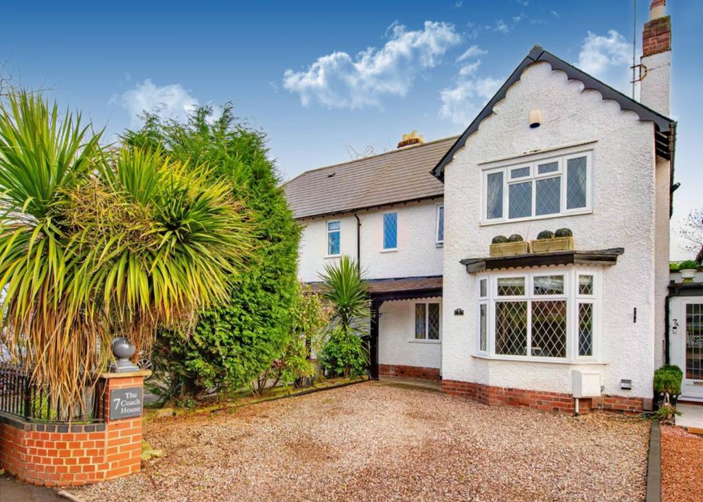 Finchfield Gardens, Wolverhampton WV3 3 bed detached house £1,250 pcm