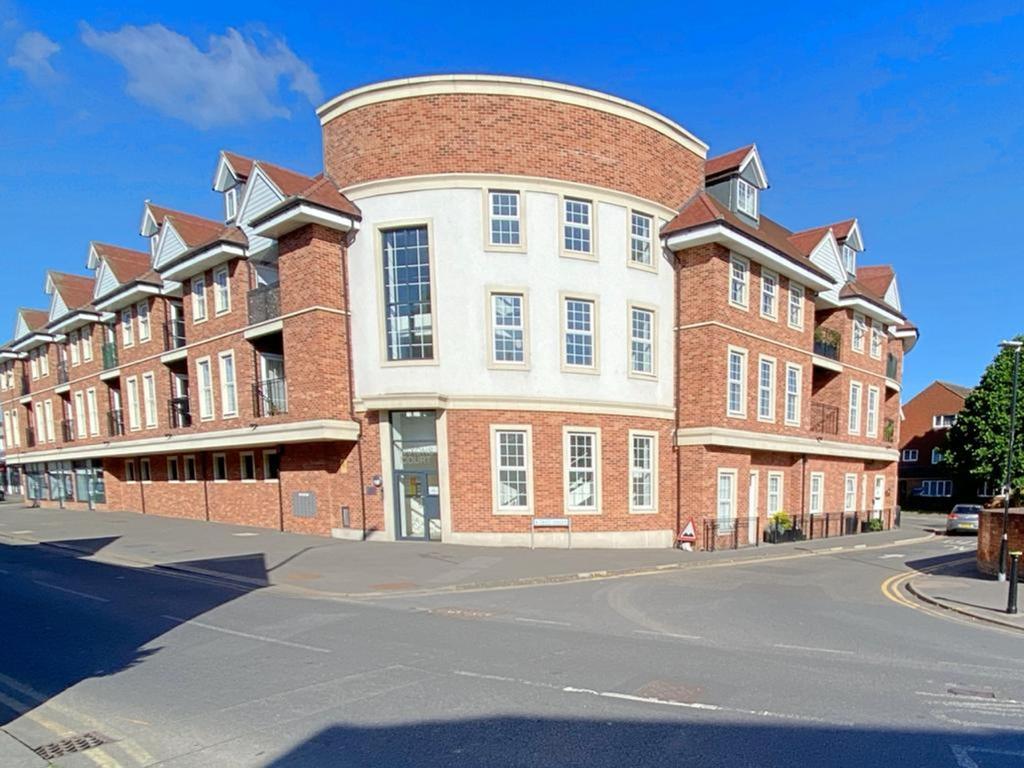 Saxons Court, Peach Street, Wokingham, RG40 1 bed apartment £1,000