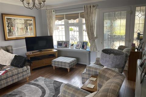 3 bedroom semi-detached house for sale - Caernarvon Close, Hornchurch, Essex