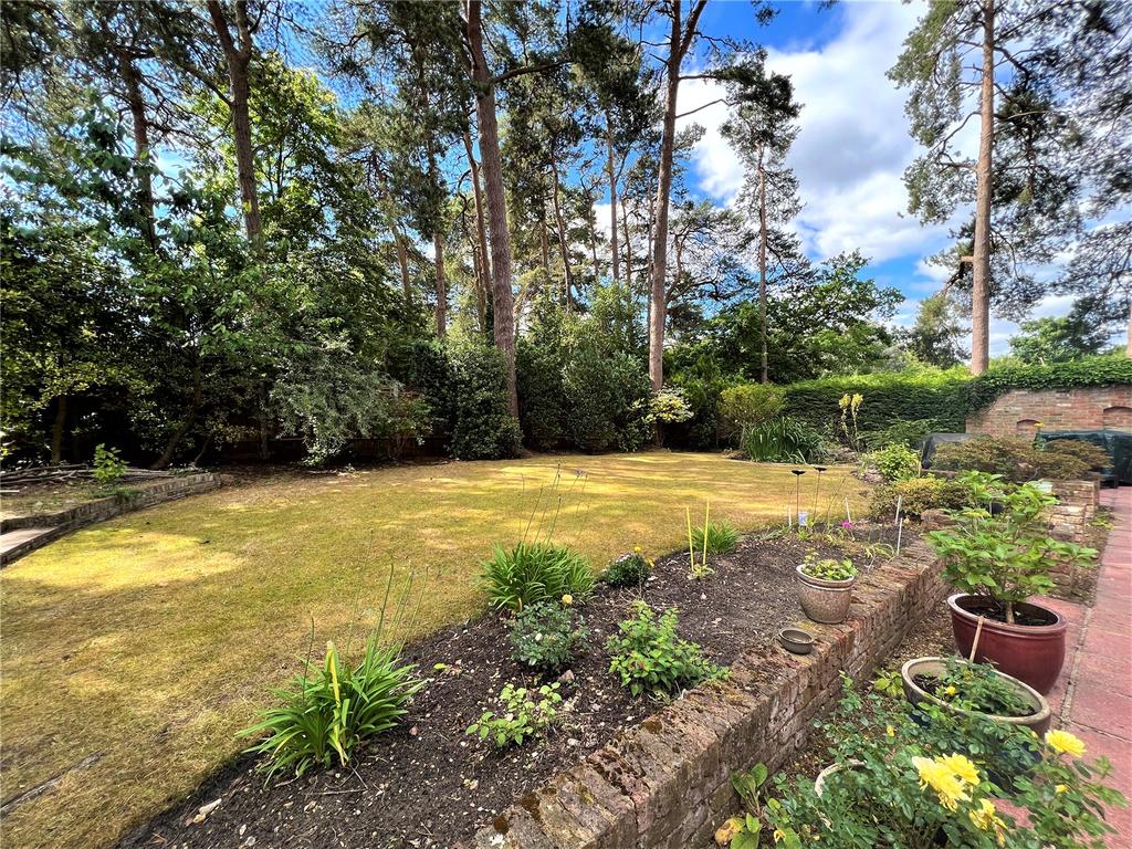Brackendale Road, Camberley, Surrey... 5 bed detached house £975,000