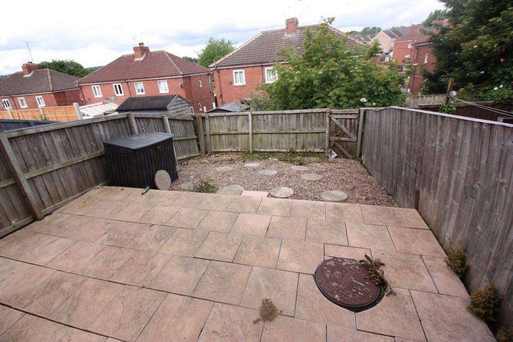 Poplar Grove, Lundwood 3 bed townhouse to rent £800 pcm (£185 pw)