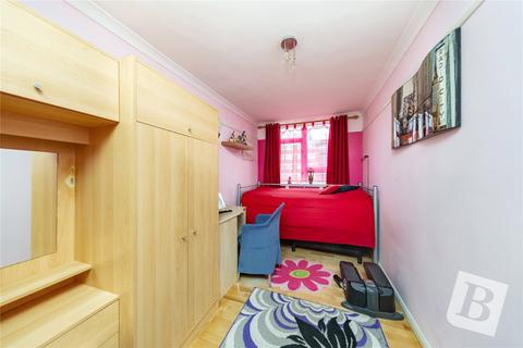 3 bedroom apartment for sale - Gardner Close, London, E11