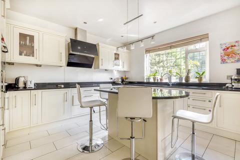 4 bedroom semi-detached house for sale - Salmon Street,  London, NW9