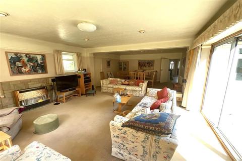 3 bedroom detached bungalow for sale - Great Tattenhams, Epsom, Surrey