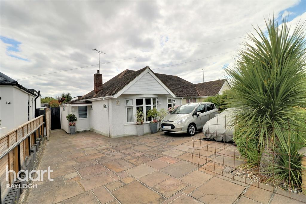 Roach Avenue, Rayleigh 2 bed semidetached bungalow for sale £375,000