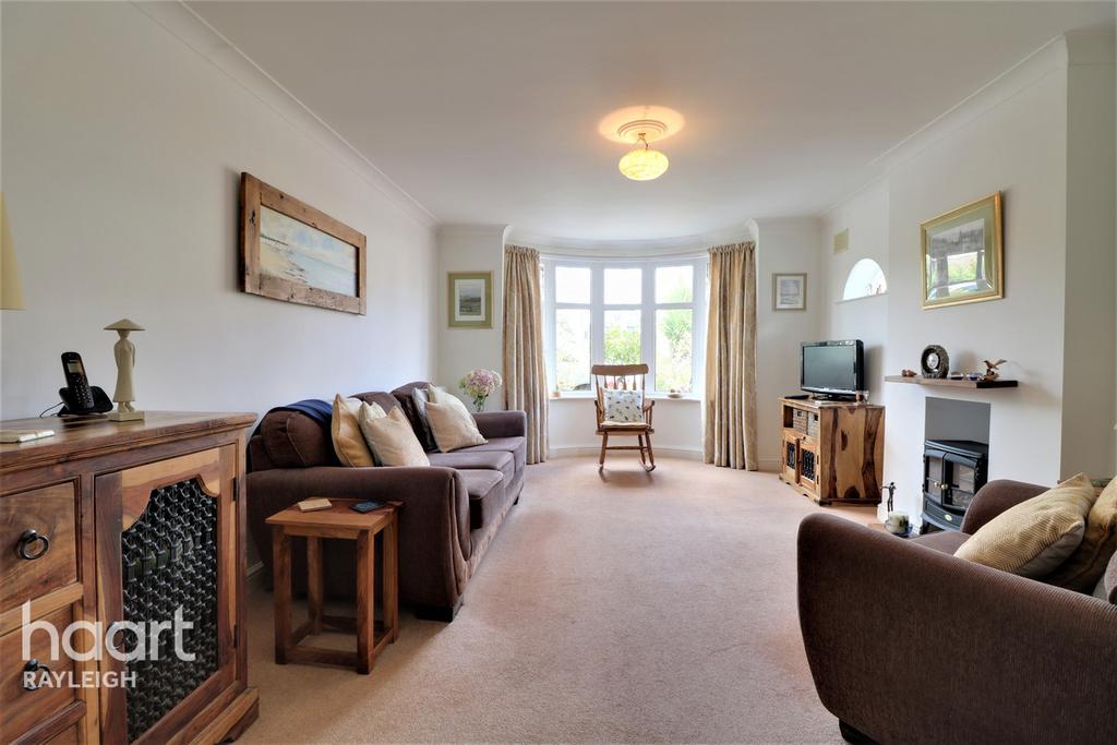 Roach Avenue, Rayleigh 2 bed semidetached bungalow £375,000
