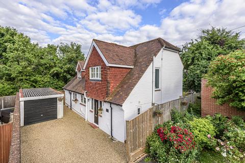6 Oak Cottage Close, Wood Street Village, Guildford, GU3 3DB