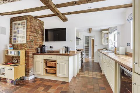 6 Oak Cottage Close, Wood Street Village, Guildford, GU3 3DB
