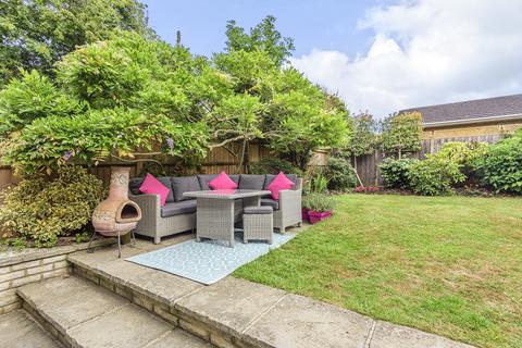 6 Oak Cottage Close, Wood Street Village, Guildford, GU3 3DB