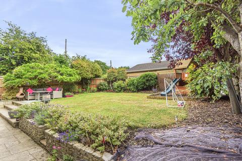 6 Oak Cottage Close, Wood Street Village, Guildford, GU3 3DB