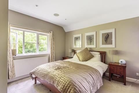 6 Oak Cottage Close, Wood Street Village, Guildford, GU3 3DB