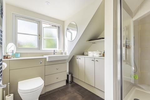 6 Oak Cottage Close, Wood Street Village, Guildford, GU3 3DB