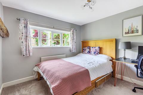6 Oak Cottage Close, Wood Street Village, Guildford, GU3 3DB