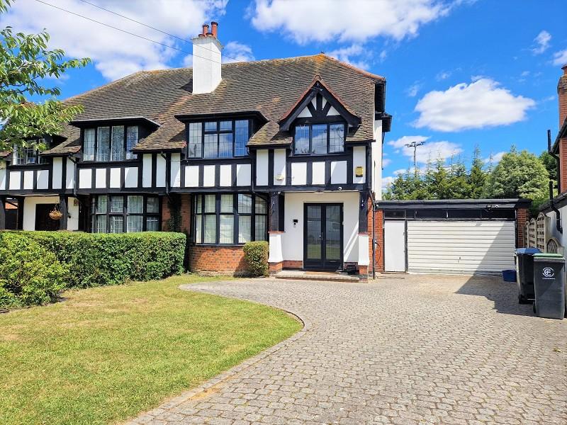 Grange Crescent, Chigwell, Essex. IG7 5JD 3 bed semidetached house £2,250 pcm (£519 pw)