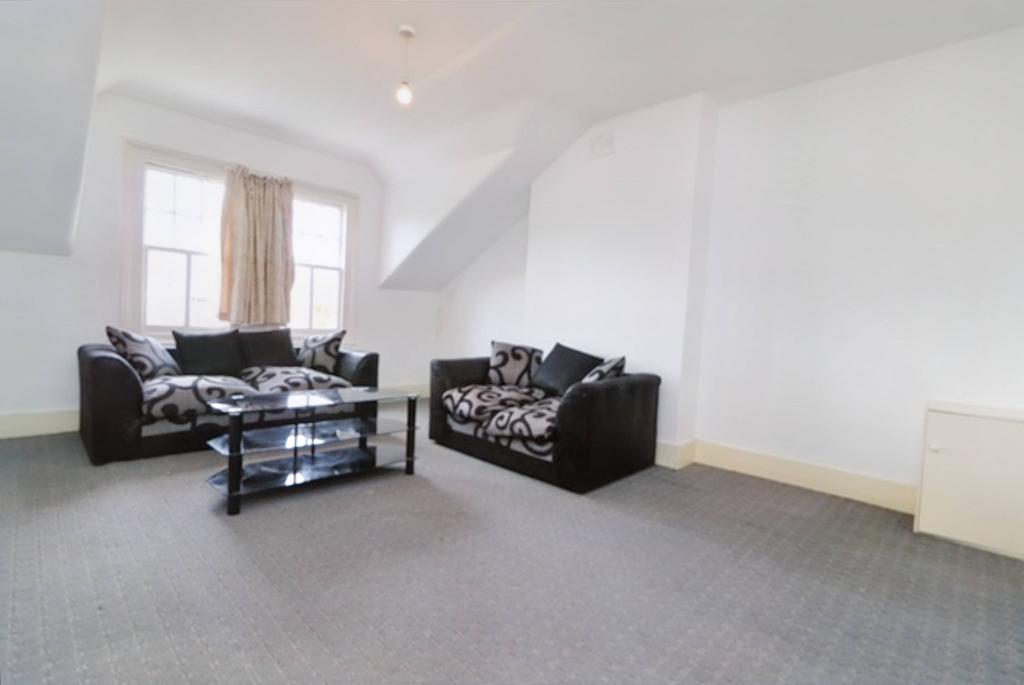 Streathbourne Road, London SW17 2 bed flat £1,650 pcm (£381 pw)