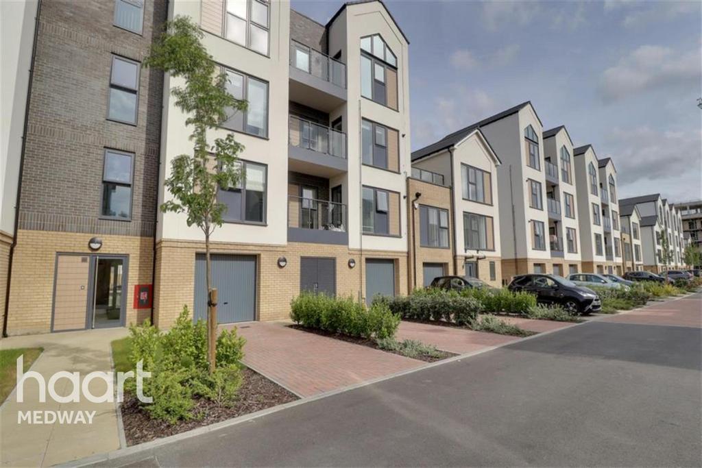 Edgewater, St Marys Island, ME4 3 bed flat £1,700 pcm (£392 pw)