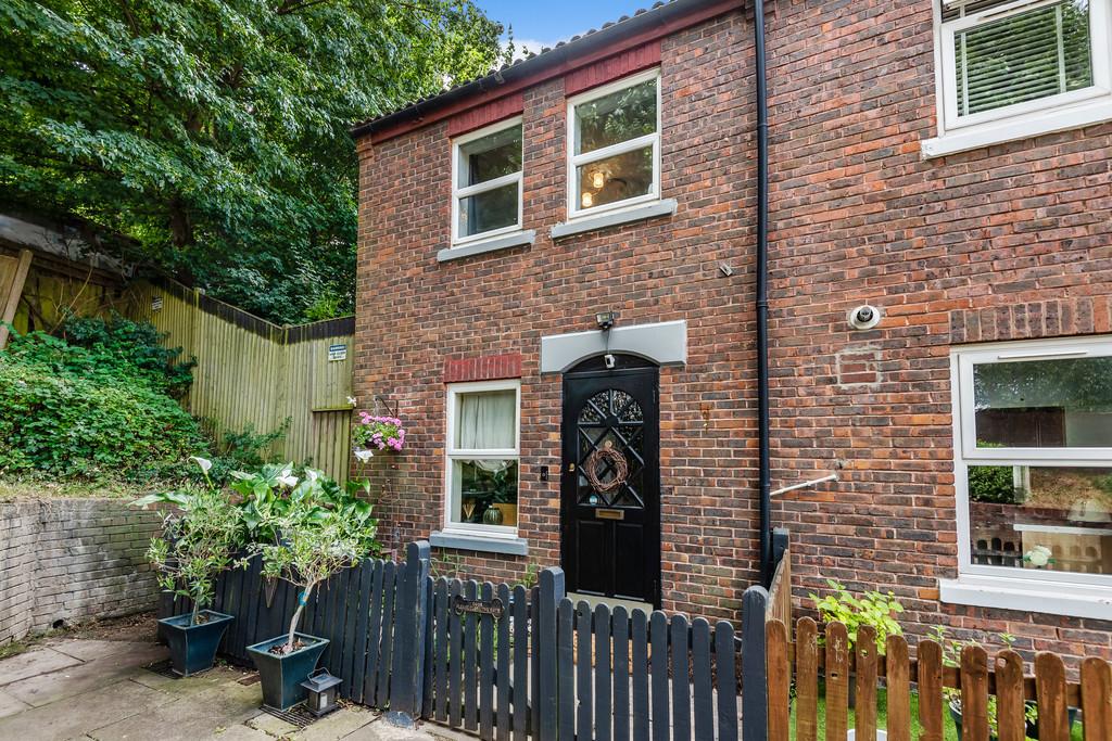 Henry Cooper Way, London, SE9 2 bed end of terrace house £350,000