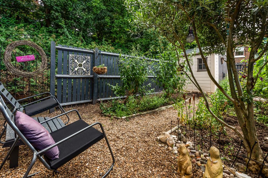 Henry Cooper Way, London, SE9 2 bed end of terrace house £350,000