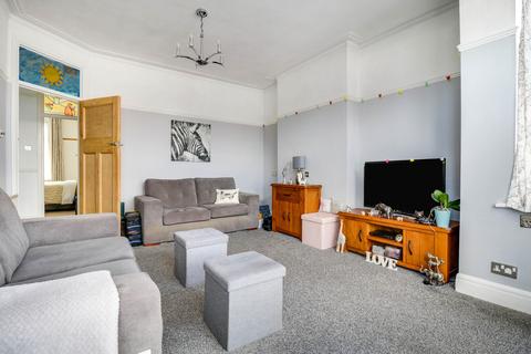 2 bedroom flat for sale - Albion Road, Westcliff-on-sea, SS0