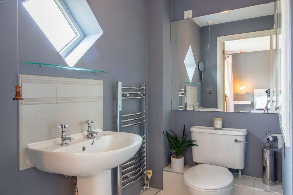 Ensuite to Bed 1