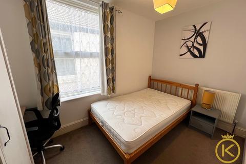 4 bedroom terraced house to rent, Francis Avenue, Southsea