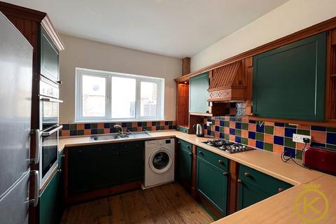 4 bedroom terraced house to rent, Francis Avenue, Southsea