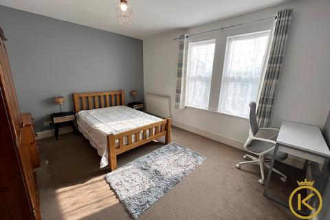 4 bedroom terraced house to rent, Francis Avenue, Southsea