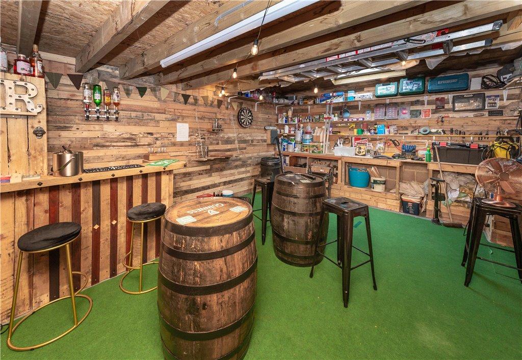 Garage/Bar