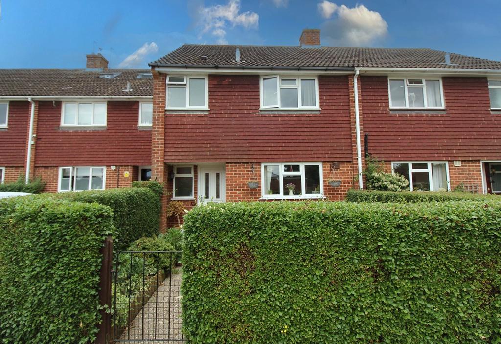 Bow Drive, SherfieldonLoddon, Hook, RG27 3 bed terraced house £375,000