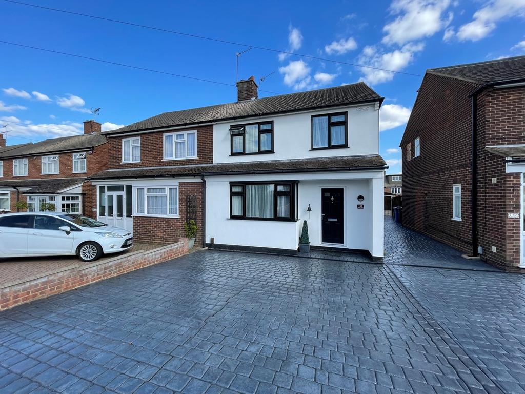 Abbotts Drive, StanfordleHope, SS17 3 bed semidetached house £440,000