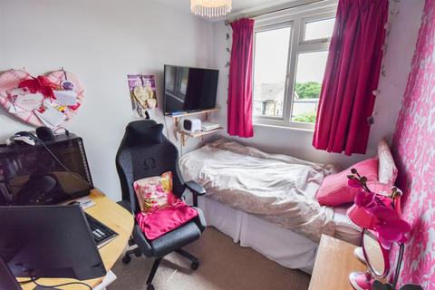22 Rombalds Drive, Gilstead, Bingley, BD16 3NB
