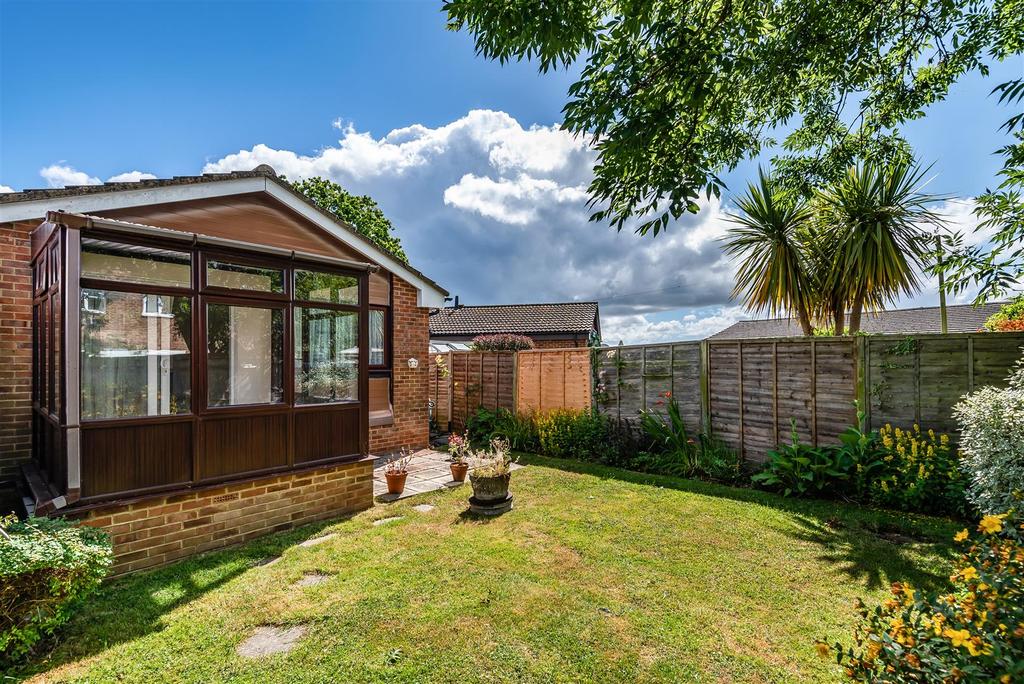 Hawkswood Road, Hailsham 2 bed detached bungalow £295,000