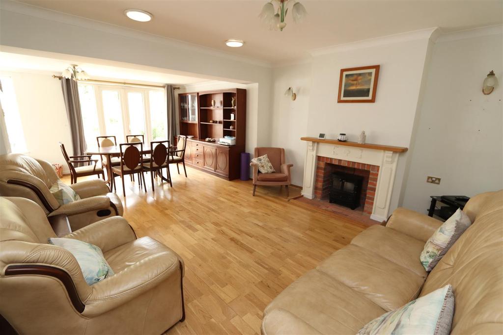 Walton Gardens, Hutton, Brentwood 2 bed semidetached bungalow £475,000