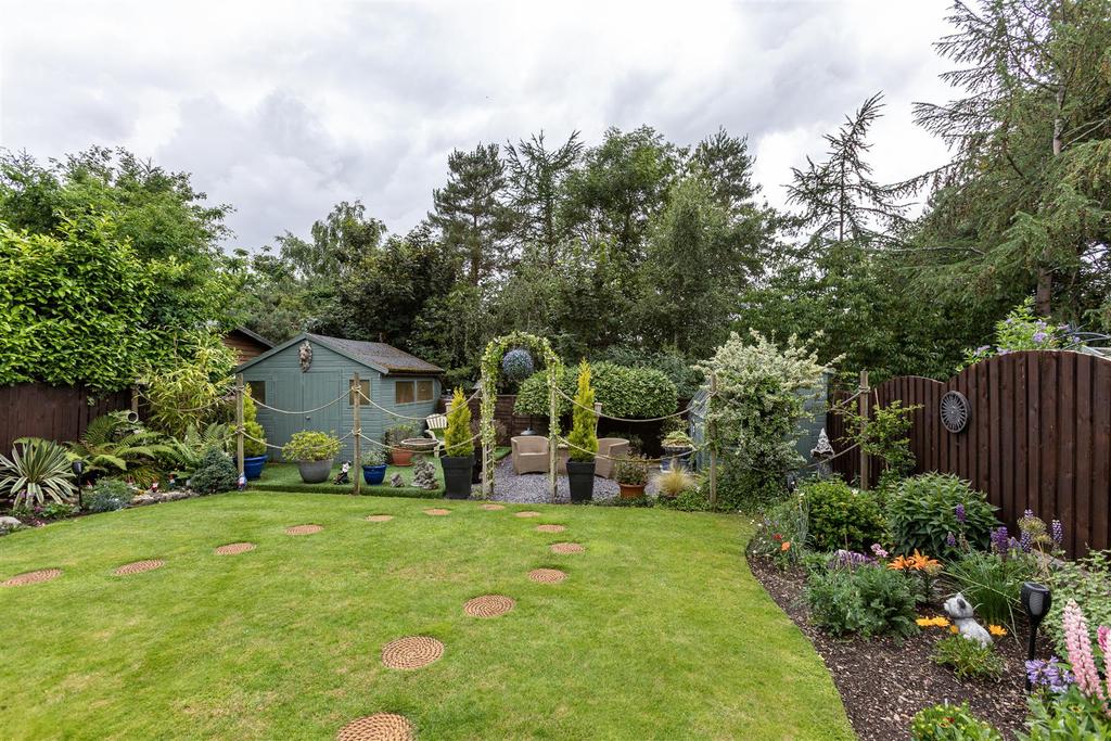 Tweedbank Avenue, Tweedbank, Galashiels 3 bed detached house £275,000