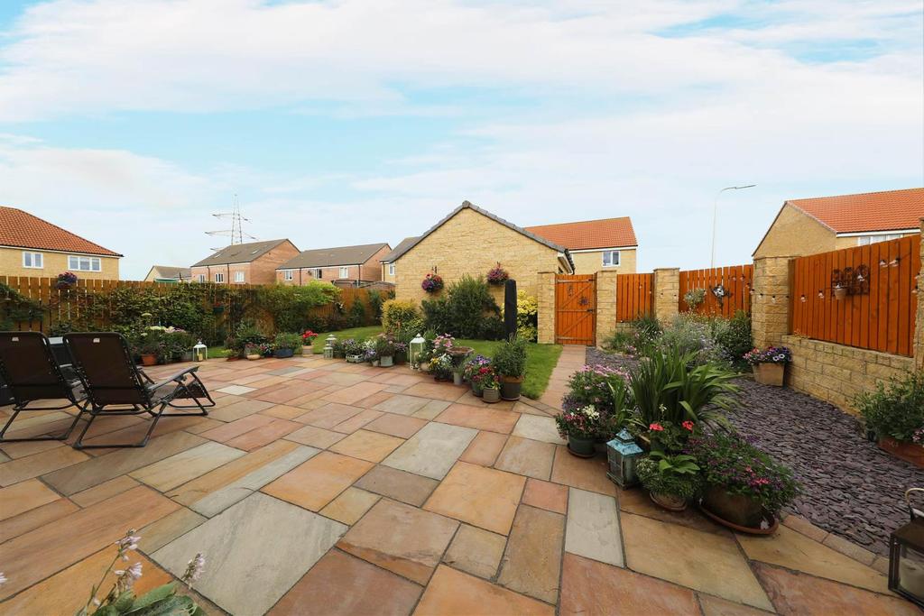 Hampstead Gardens, Kingswood, Hull 5 bed detached house £390,000