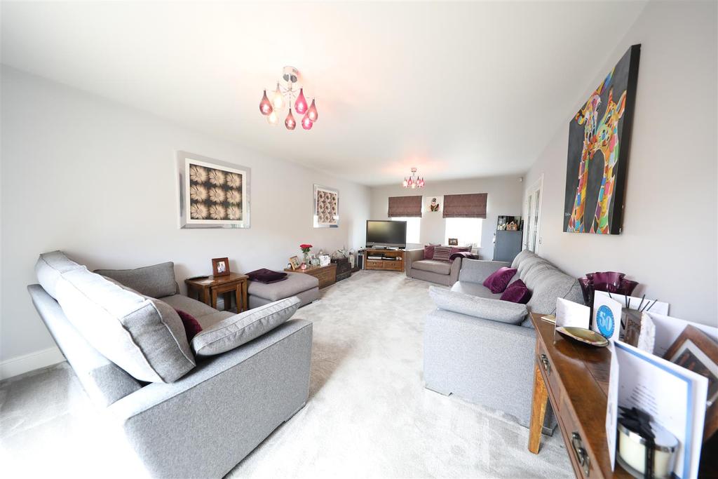 Hampstead Gardens, Kingswood, Hull 5 bed detached house £390,000