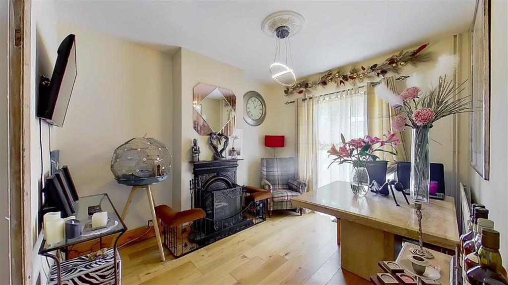 Annesley Road, Newport Pagnell... 5 bed semidetached house £500,000