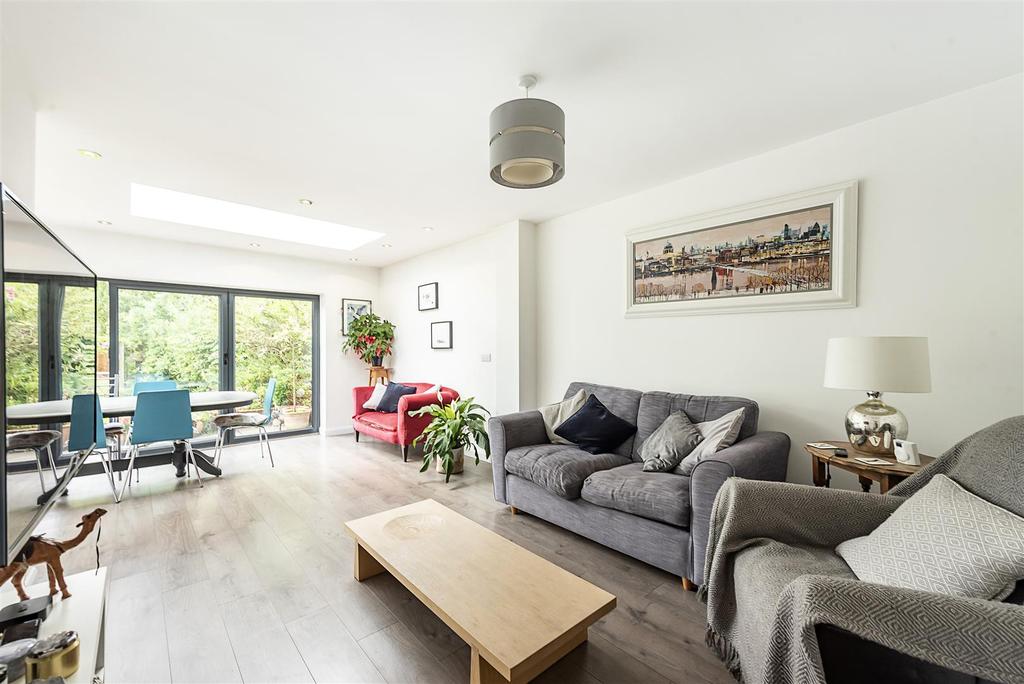 Stanley Avenue, St. Albans 3 bed semidetached house £3,000 pcm (£692 pw)