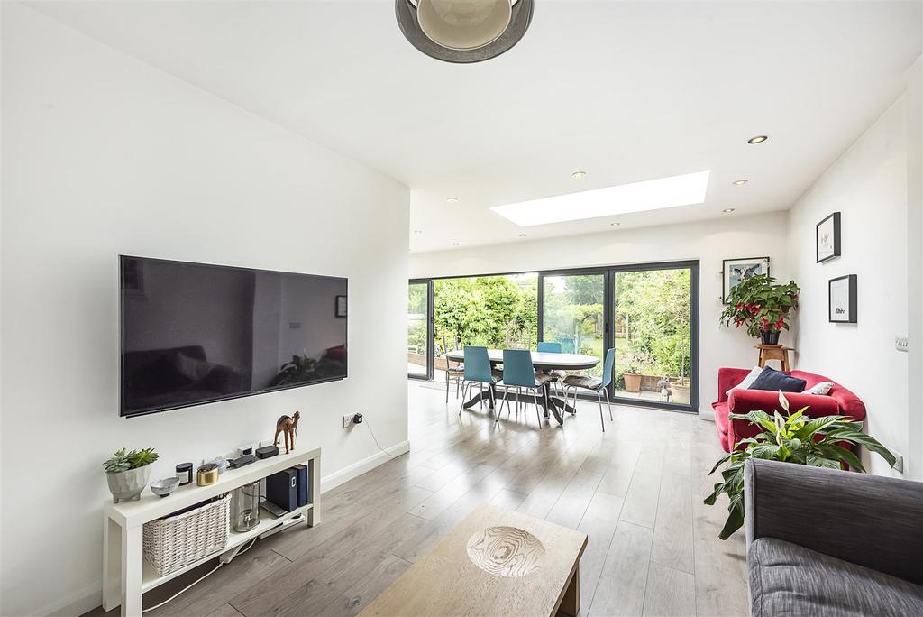 Stanley Avenue, St. Albans 3 bed semidetached house £3,000 pcm (£692 pw)
