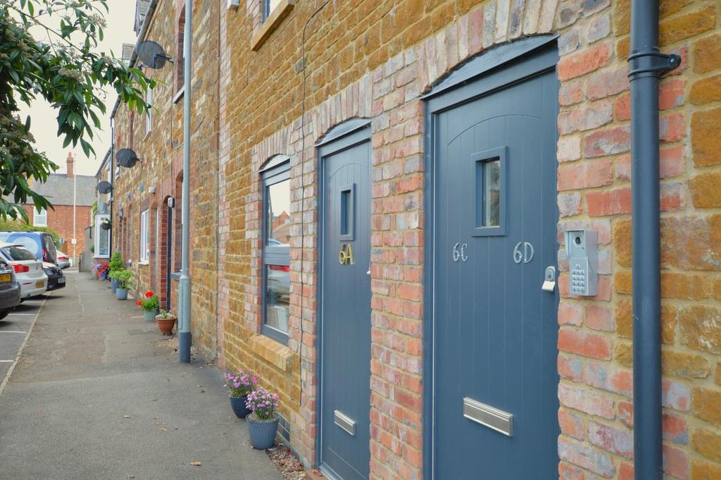 Tods Terrace, Uppingham, Oakham 2 bed apartment £925 pcm (£213 pw)