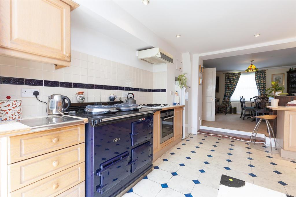 Kitchen 2.jpg